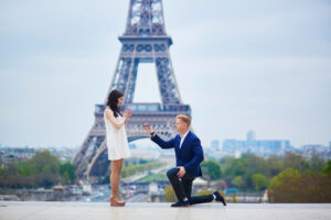 man proposing in front of eiffel tower